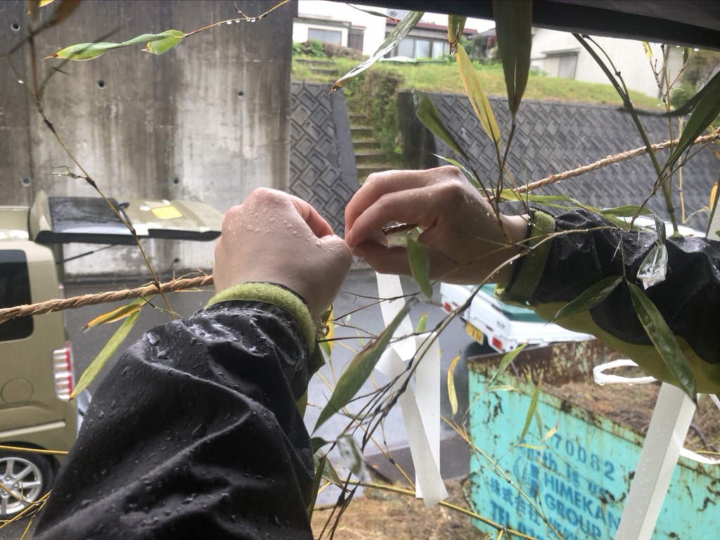 清めの雨の中で